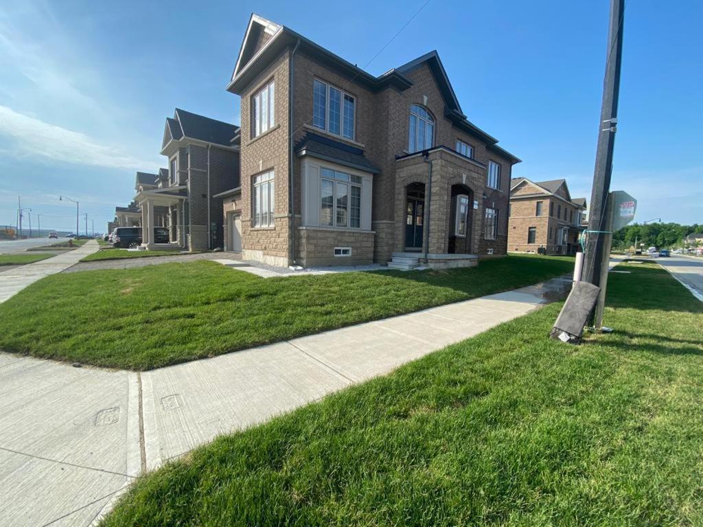 537 Veterans Dr Brampton On L7A 0C4 Villa Exterior photo