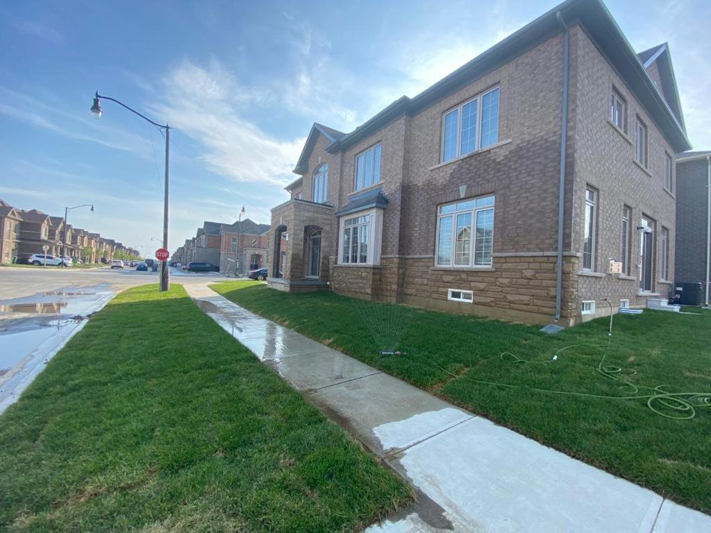 537 Veterans Dr Brampton On L7A 0C4 Villa Exterior photo