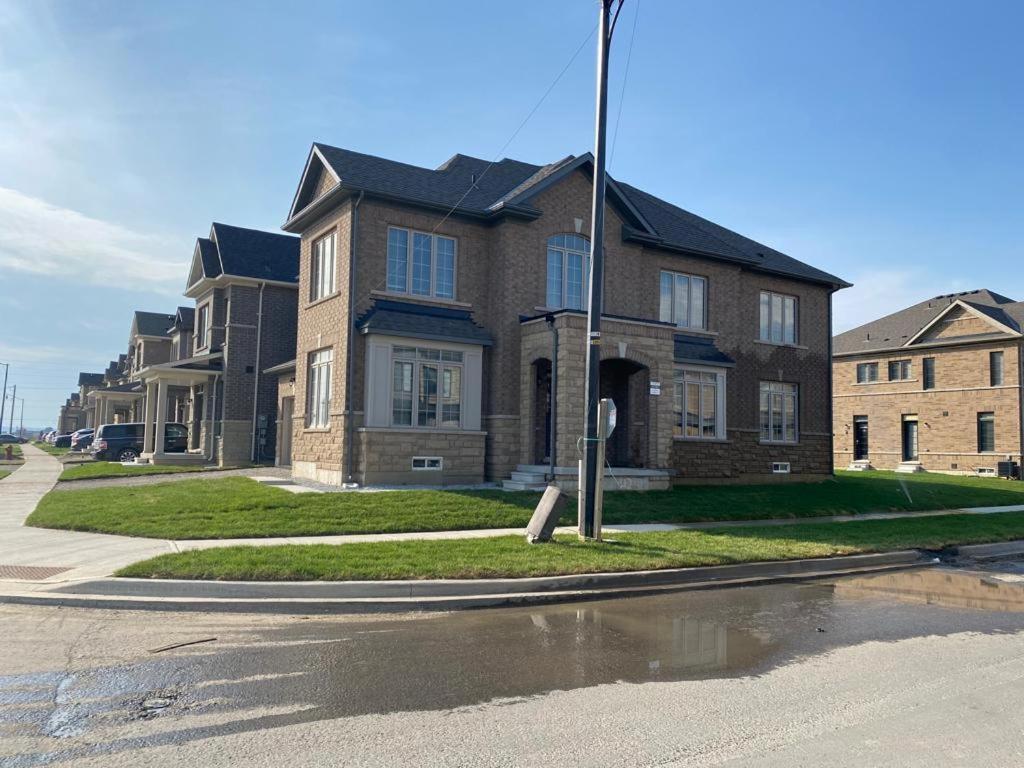 537 Veterans Dr Brampton On L7A 0C4 Villa Exterior photo